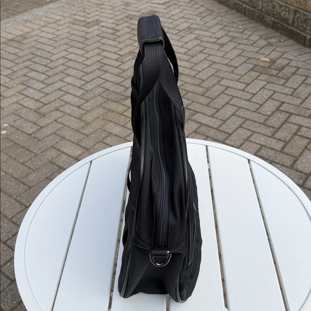 Vintage Black Messenger bag by Hartmann. Good used condition and ready to travel - Picture 4 of 9